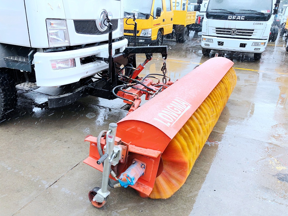 東風(fēng)T3擺臂垃圾車(chē)帶除雪滾刷