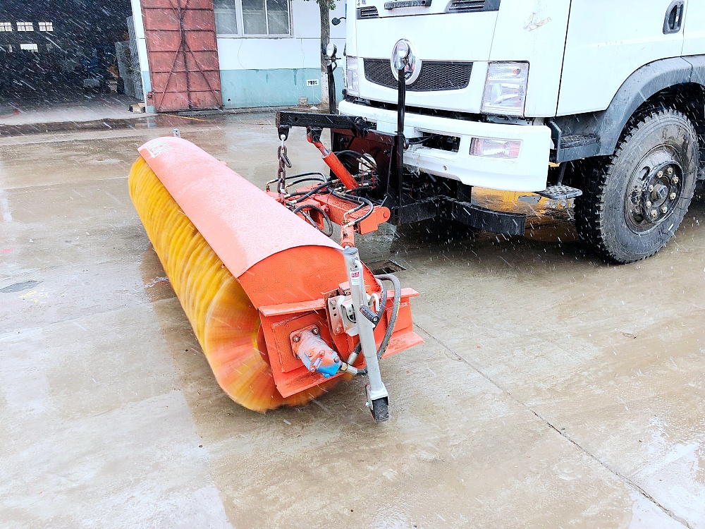 東風(fēng)T3擺臂垃圾車(chē)帶除雪滾刷